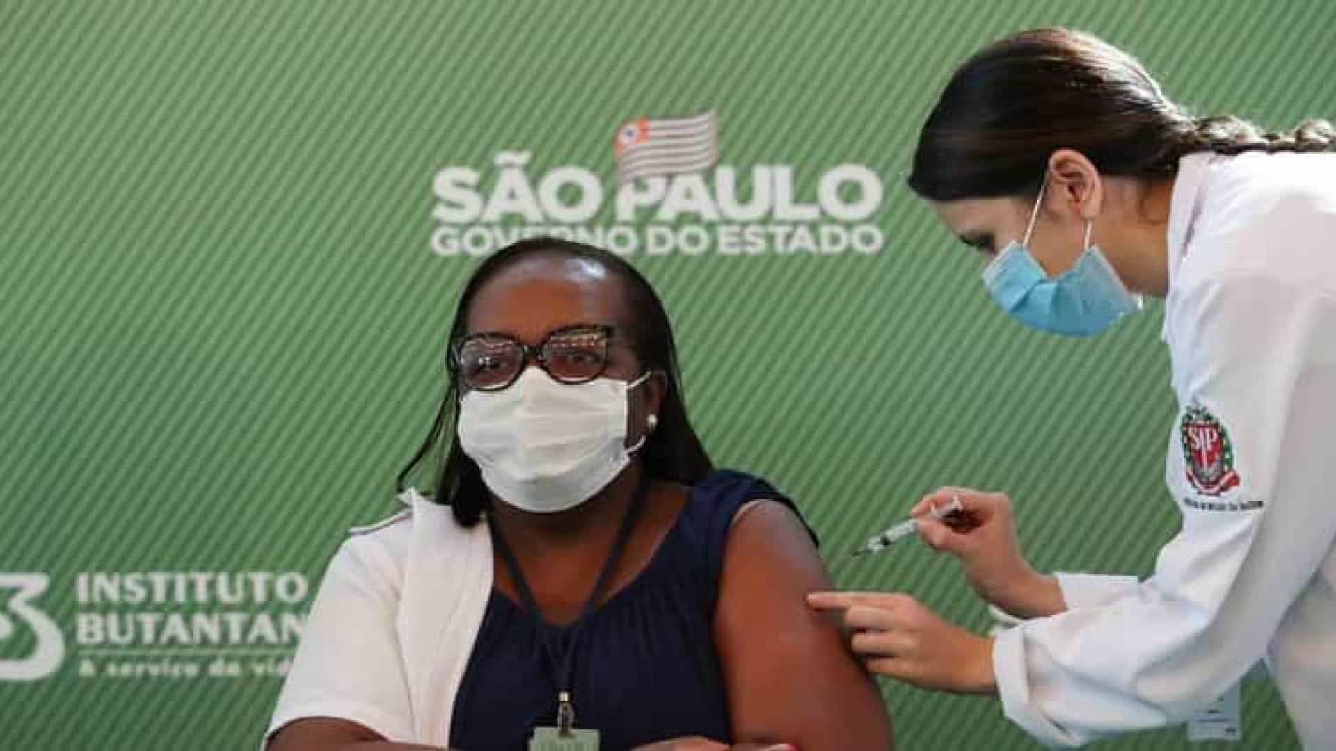 Enfermeira Mônica Calazans, de São Paulo, é a 1ª vacinada contra covid-19 no Brasil