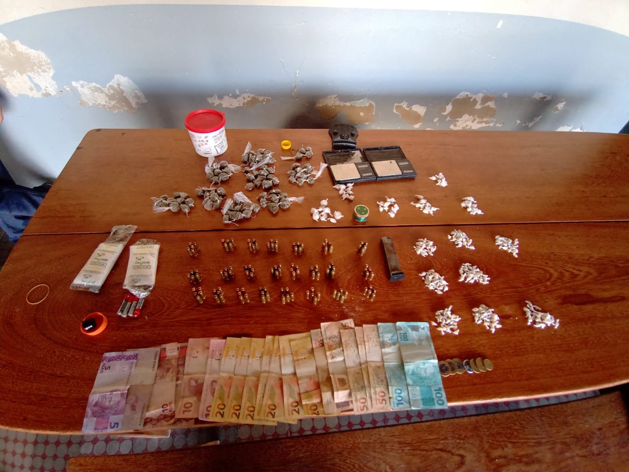 Em Jaguaré, polícia troca tiros com bandidos e apreende crack, maconha e munições