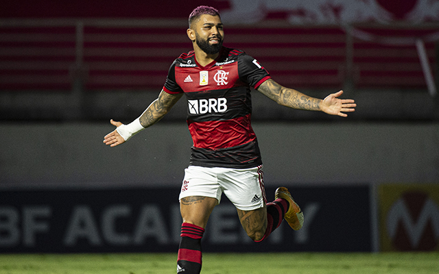 Com gol polêmico, Flamengo vence Corinthians e segue na briga pelo título