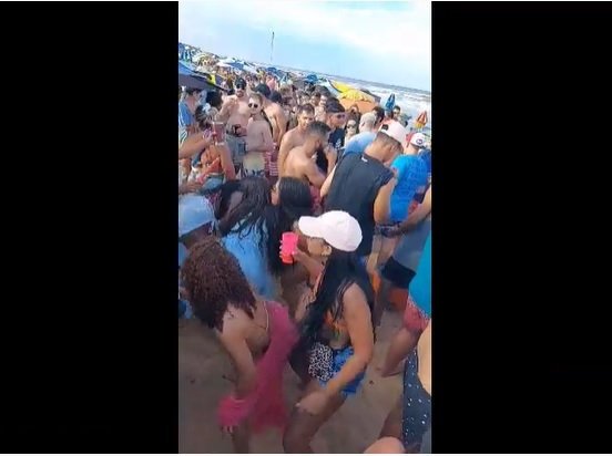 CARNACOVID – Sem ligar para decreto, multidão de foliões curte som alto na orla da praia de Guriri; veja o vídeo