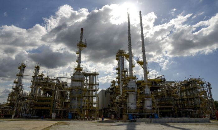 Petrobras aumenta preço da gasolina em cerca de 8% nas refinarias; preço médio do litro subiu R$ 0,17