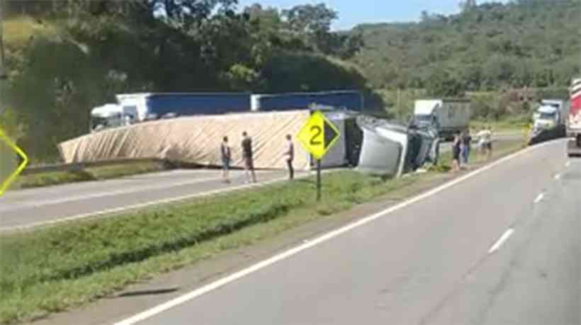 Carreta bitrem tomba e bloqueia BR-381, no Sul de Minas Gerais