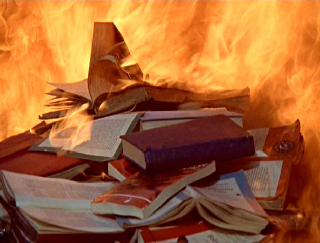 PALAVRAS & IDEIAS – Por que livros são queimados e proibidos?