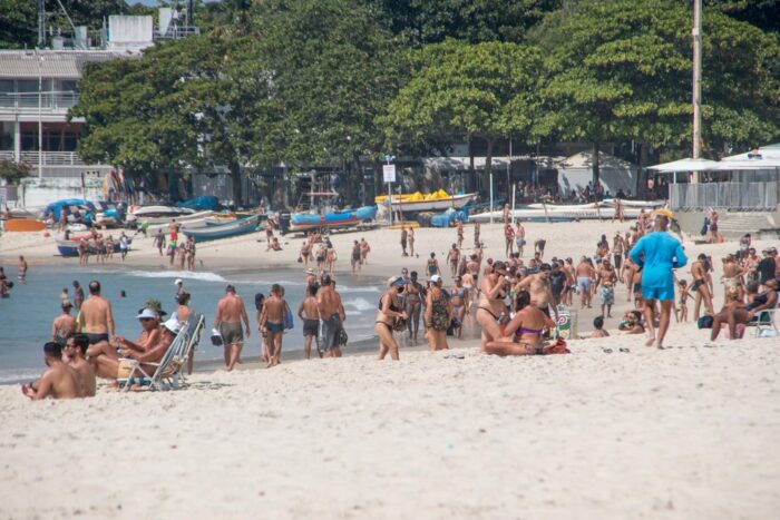 Primeiro fim de semana de ‘megaferiados’ no RJ e SP tem muita aglomeração e festas clandestinas