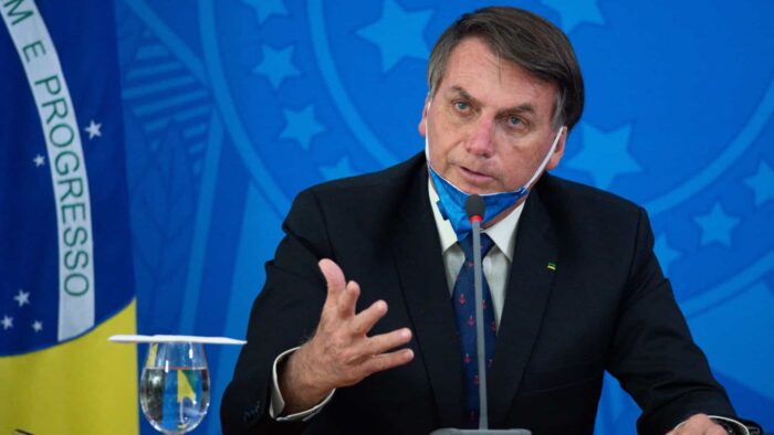 Bolsonaro volta a criticar medidas de isolamento para conter a covid-19
