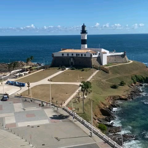 Morre PM baleado após surto psicótico no Farol da Barra, em Salvador; veja vídeos