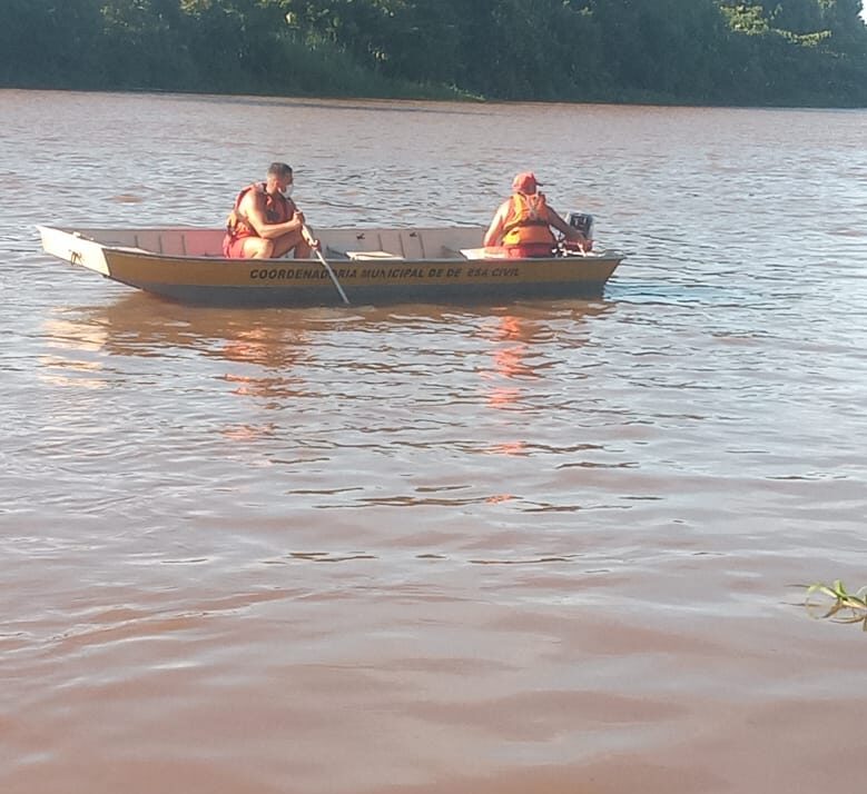 Menino desaparece no Rio Cricaré e bombeiros estão no local para resgate