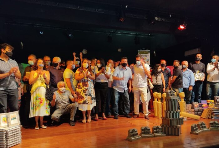 Em cerimônia com a presença do prefeito Euclério, secretária Nina Santos entrega obras literárias em Cariacica