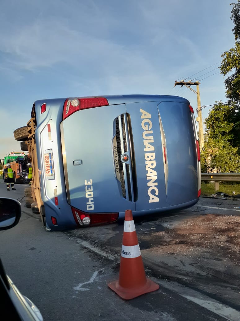 VÍDEO – Ônibus da Viação Águia Branca tomba na BR-101 e deixa feridos