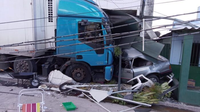 VÍDEO – Acidente com morte na zona rural de São Mateus; caminhão-baú desgovernado bate em 3 carros em Nova Lima