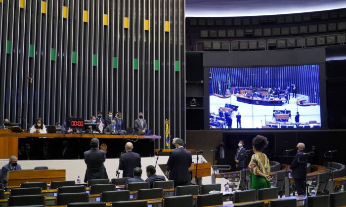 Câmara dos Deputados aprova dispensa de licitação para compra de insumos médicos