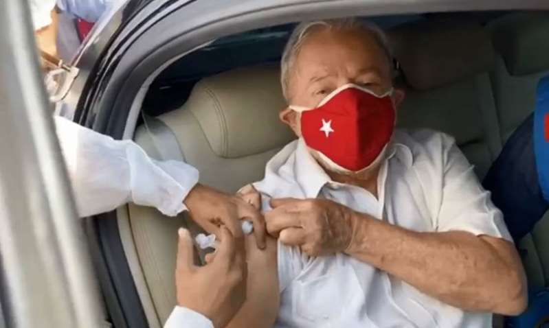 Ex-presidente Lula toma a 2ª dose da vacina contra a covid-19
