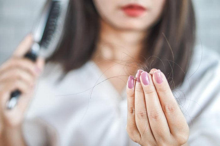 Queda de cabelo: dermatologista avalia causas do problema