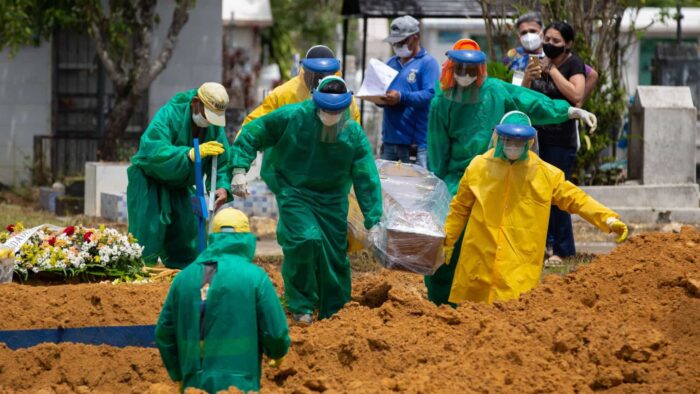 Brasil registra mais 2.403 mortes por covid-19 em 24 horas