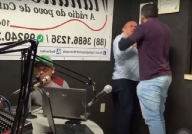 VÍDEO – Vereador invade estúdio e agride advogado durante entrevista ao vivo em rádio