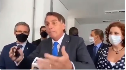VÍDEO – Descontrolado, Bolsonaro tira a máscara e manda jornalista calar a boca durante entrevista