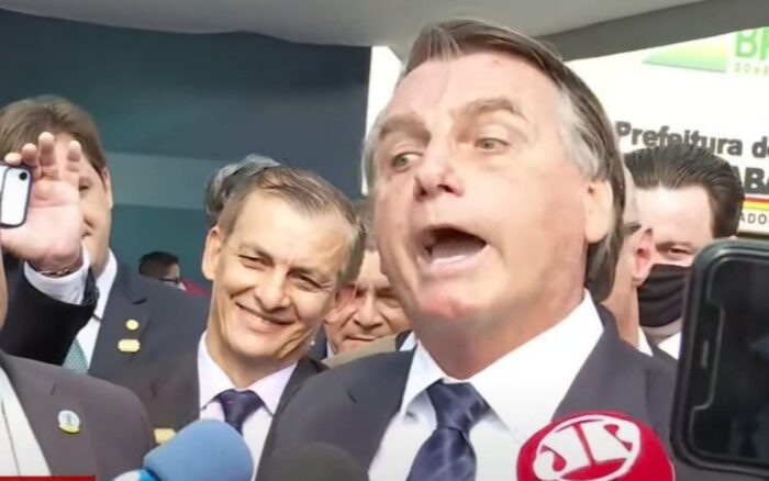 VÍDEO – Sem máscara e raivoso, Bolsonaro dá novo chilique e ataca  jornalistas mulheres da CNN e da CBN; veja as grosserias do Presidente