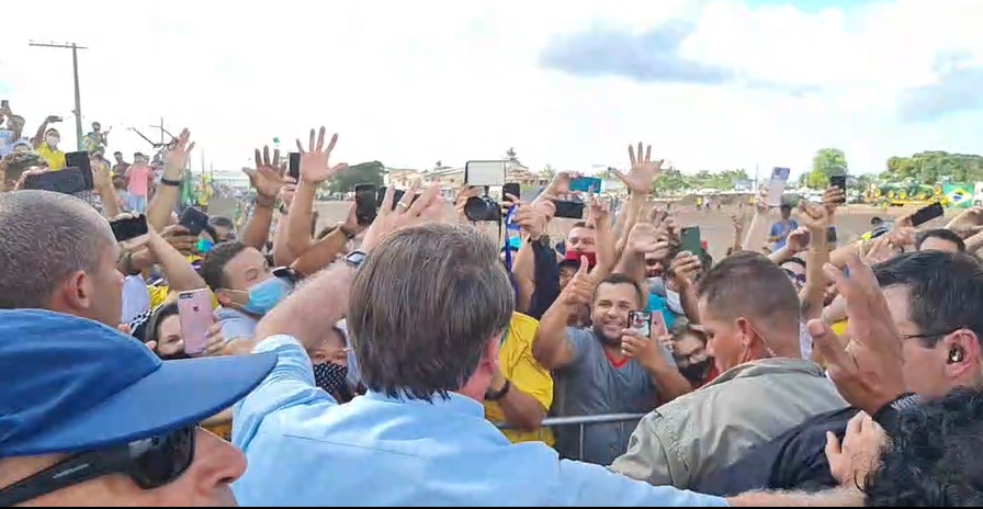 VÍDEO – Aos gritos de ‘mito’, Presidente Bolsonaro é recebido em São Mateus para entrega de casas na Aroeira