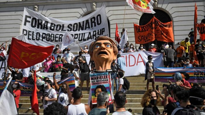 Milhares saem às ruas do país em novos protestos pelo impeachment de Bolsonaro