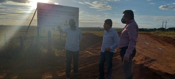 Freitas e Arnóbio fiscalizam obras de pavimentação da Rodovia ES-313, em Pinheiros