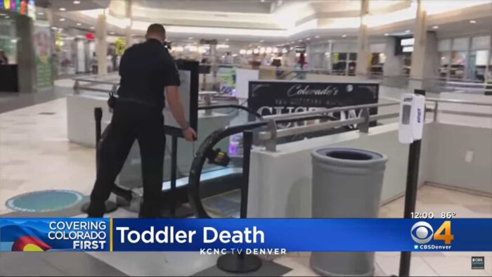 VÍDEO – Menino de 2 anos morre após cair dos braços do pai em escada rolante