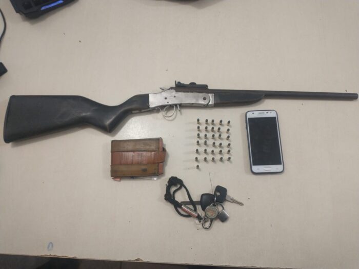 PM detém acusado de homicídio, apreende arma e recupera moto roubada em Nova Venécia