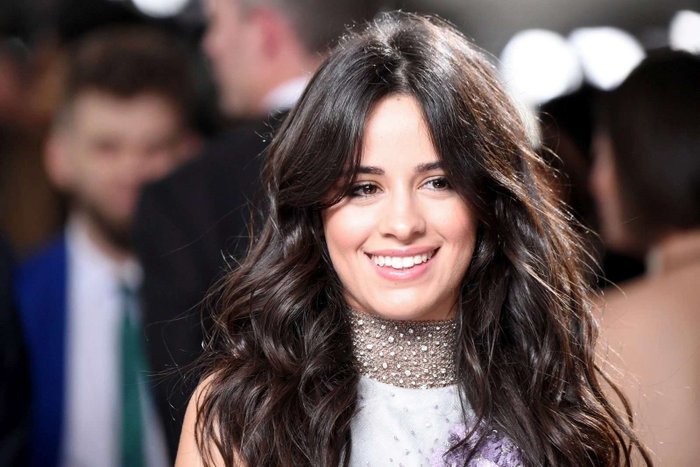 Indiferente às críticas, Camila Cabello exibe as suas curvas em biquíni