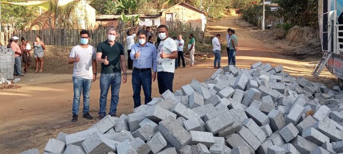 PINHEIROS – Arnóbio, Freitas e Edvan inspecionam obras de calçamento em São José do Jundiá