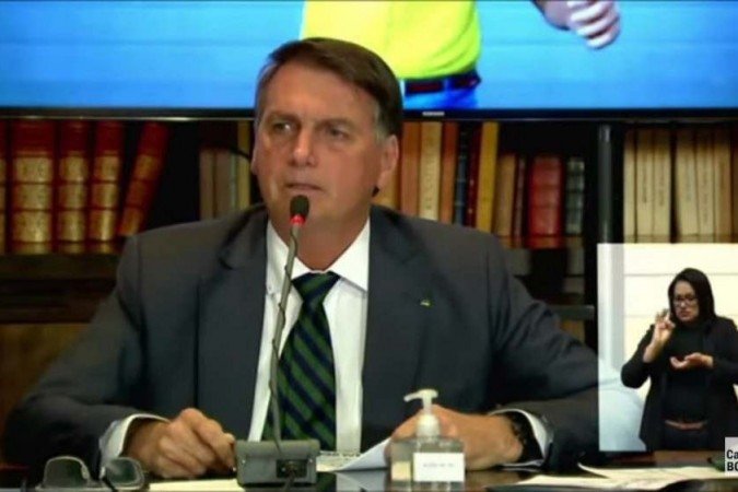 Moraes acolhe notícia-crime e inclui Bolsonaro no inquérito das fake news