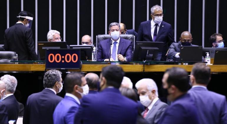 Em derrota para Bolsonaro, Câmara dos Deputados rejeita e arquiva PEC do voto impresso