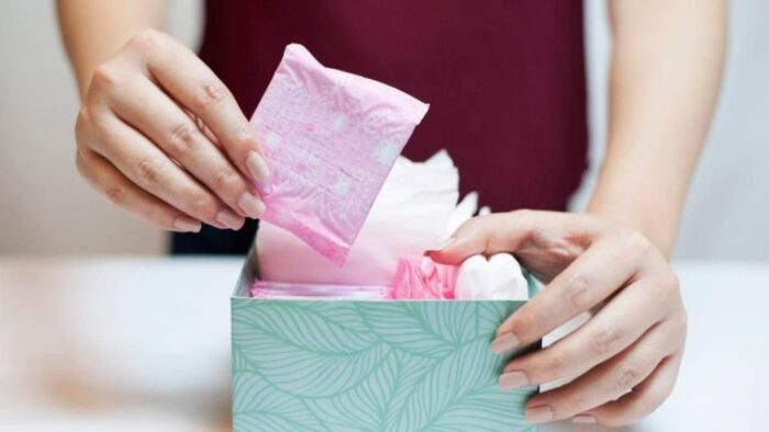 VÍDEO – Casagrande assina decreto e Jacqueline comemora distribuição gratuita de absorventes a alunas