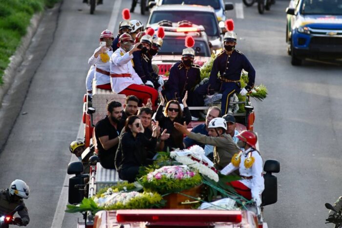 Após cortejo em carro aberto, corpo de Marília Mendonça é enterrado em cerimônia restrita