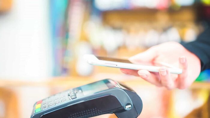 Micropix chega a cultos, missas e conquista comércio de rua