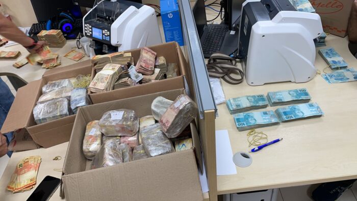 DINHEIRO SUSPEITO – Dupla é detida e PF apreende mais de R$ 800 mil em espécie; veja vídeo