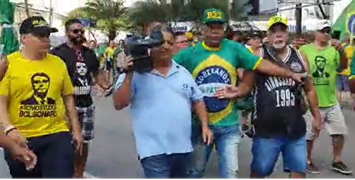Equipe de afiliada da Record TV é ameaçada durante ato de apoiadores de Bolsonaro em Vila Velha
