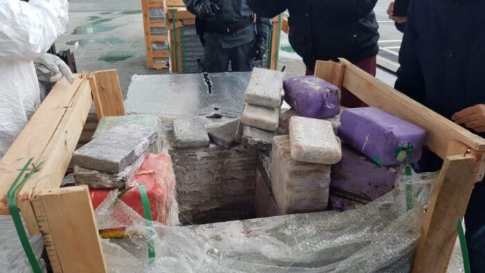 PF fecha cerco a quadrilha que usava portos do ES para transportar cocaína em placas de granito