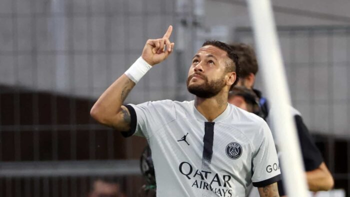 Neymar comemora gol com ‘beijo pro gordo’ em homenagem a Jô Soares