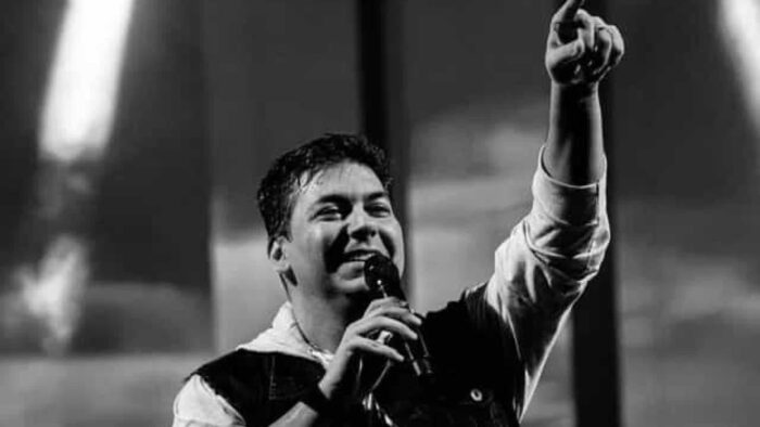 Cantor passa mal e morre durante show