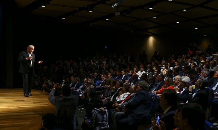 Presidente eleito Lula se encontra com parlamentares e diz que vai dialogar