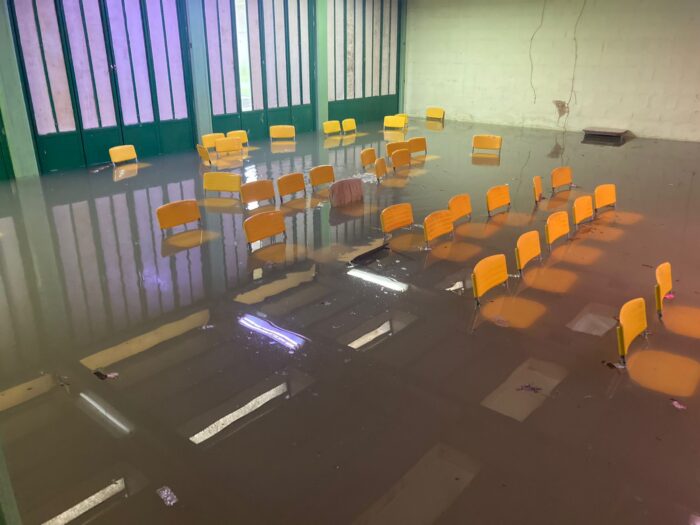 REFORMA DE ESCOLA TROCADA POR FESTAS – Caic fica debaixo d’água com invasão de baratas e caramujos em São Mateus; veja vídeo