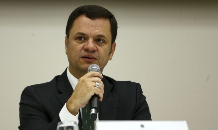 Moraes manda soltar Torres e determina uso de tornozeleira eletrônica