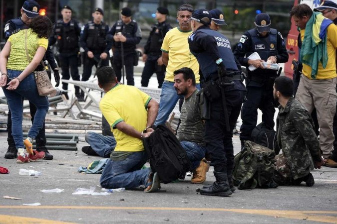 ATOS CRIMINOSOS – Polícia Civil do DF divulga 240 nomes de presos por vandalismo às sedes dos Três Poderes