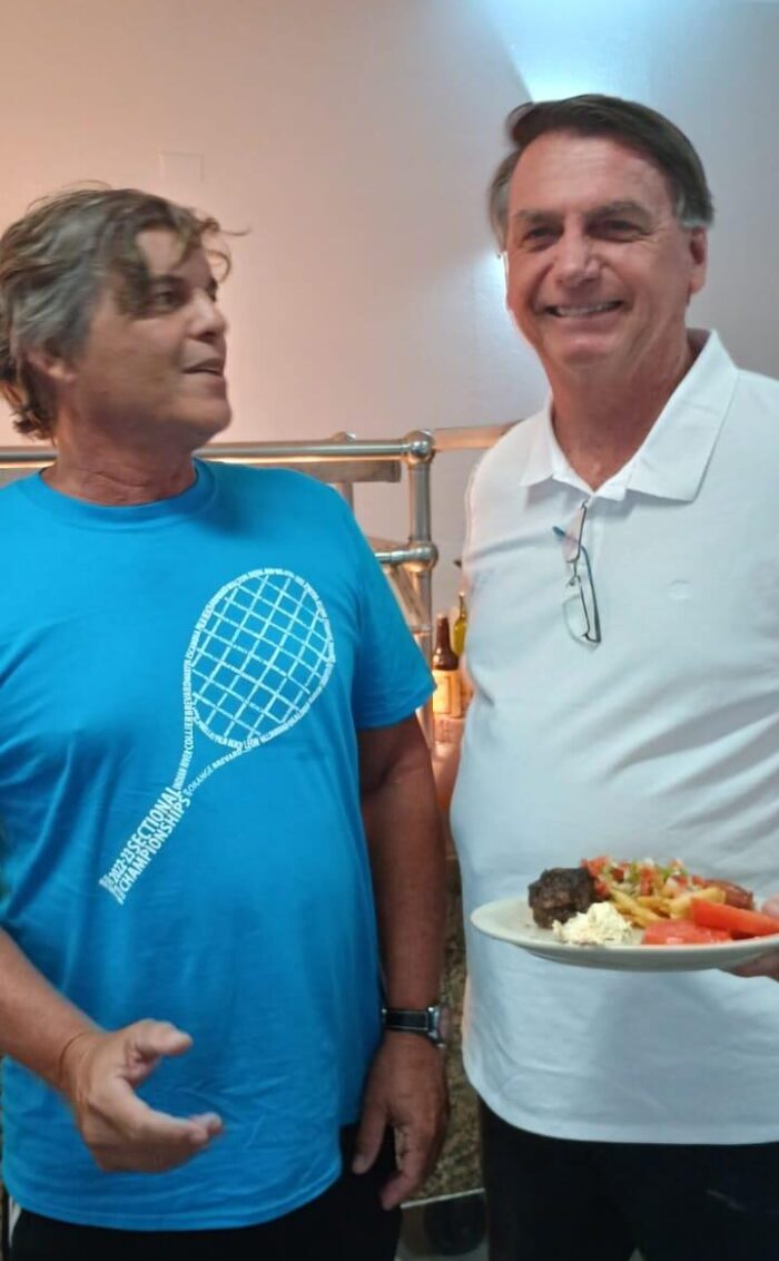 ALMOÇO COM BOLSONARO – De férias nos EUA, morador de São Mateus se encontra com o ex-presidente brasileiro