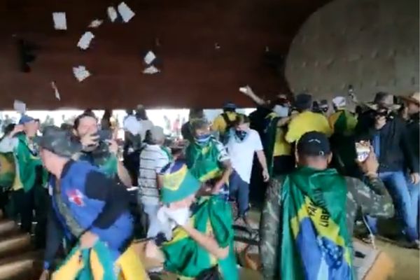 DIA LAMENTÁVEL NA HISTÓRIA DA DEMOCRACIA – Criminosos invadem Congresso Nacional, STF e Palácio do Planalto, em Brasília; veja coberturas ao vivo de CNN Brasil, Record News e Jovem Pan News