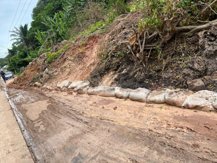 Moradores de trecho não interditado da Avenida Cricaré pedem socorro ao prefeito Daniel: “Estamos abandonados!”; veja vídeos e fotos