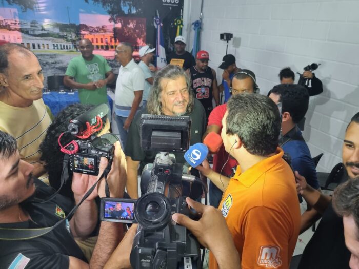 CARNAVAL GURIRI – Mateenses detonam Daniel por gastos milionários com festa em “terra arrasada”: “Guriri entregue às moscas e urubus”; “ruas com crateras”; “cidade cheia de buracos”; “lixo nos bairros”; “vergonha”