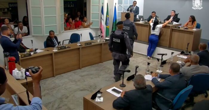VÍDEO – Vergonha histórica na Câmara de São Mateus! Vereador Balanga é retirado do plenário com uso da Polícia Militar depois de ofensas pesadas ao presidente Paulo Fundão