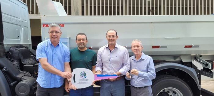 R$ 646 MIL – Governo do Estado entrega equipamentos agrícolas em Vila Pavão e Alto Rio Novo