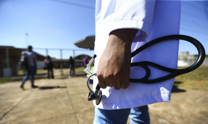 Mais Médicos lança edital com 5.970 vagas; prioridade é para profissionais brasileiros
