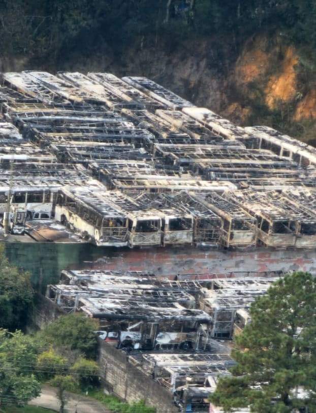 VÍDEO – Incêndio em garagem destrói quase 80 ônibus de duas empresas; veja detalhes